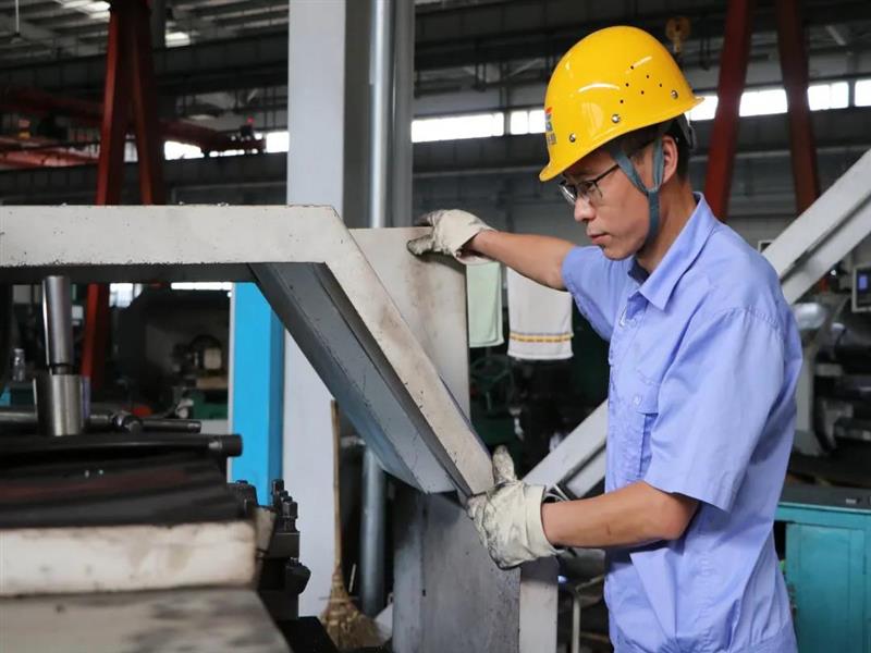 战高温，斗酷暑，挥洒汗水在一线！